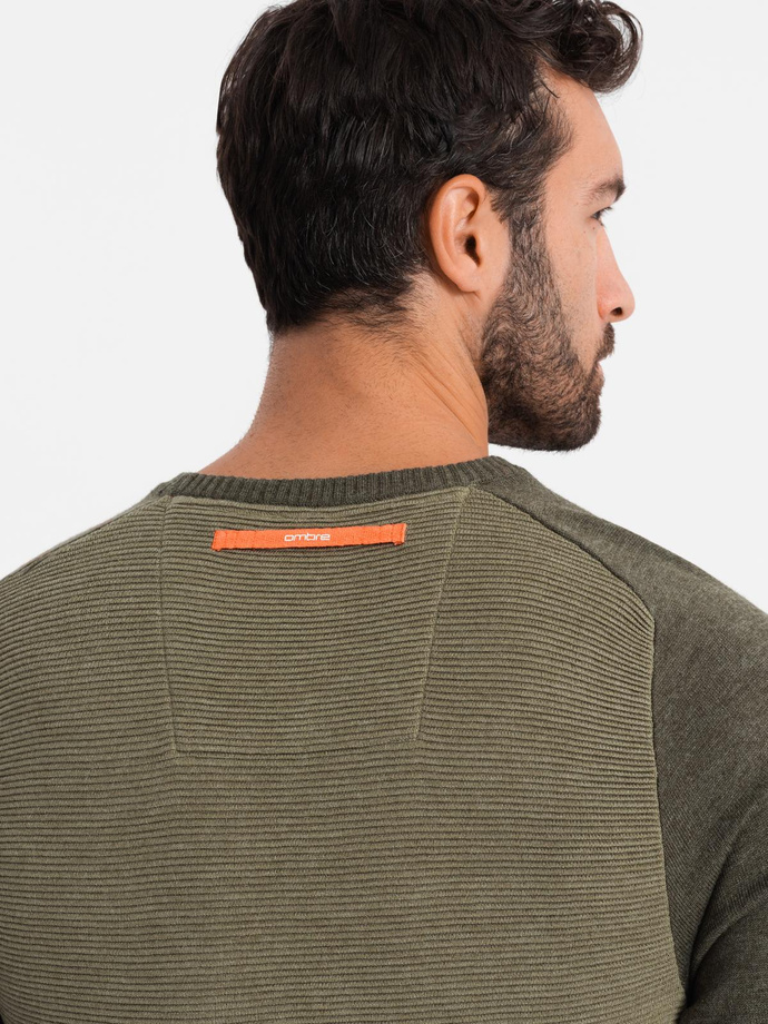 Pulover din bumbac pentru bărbați cu patch-uri și mâneci raglan - olive V2 OM-SWSW-0121