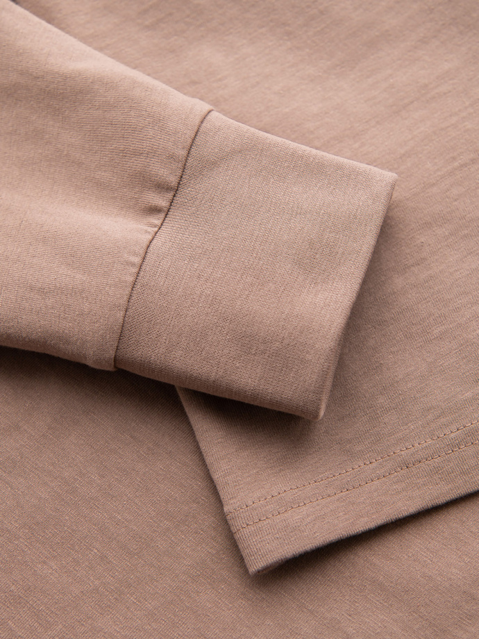 Pánske bavlnené tričko s dlhým rukávom, pruhovaným výstrihom do U a výšivkou - hnedé V6 OM-LSCL-0128