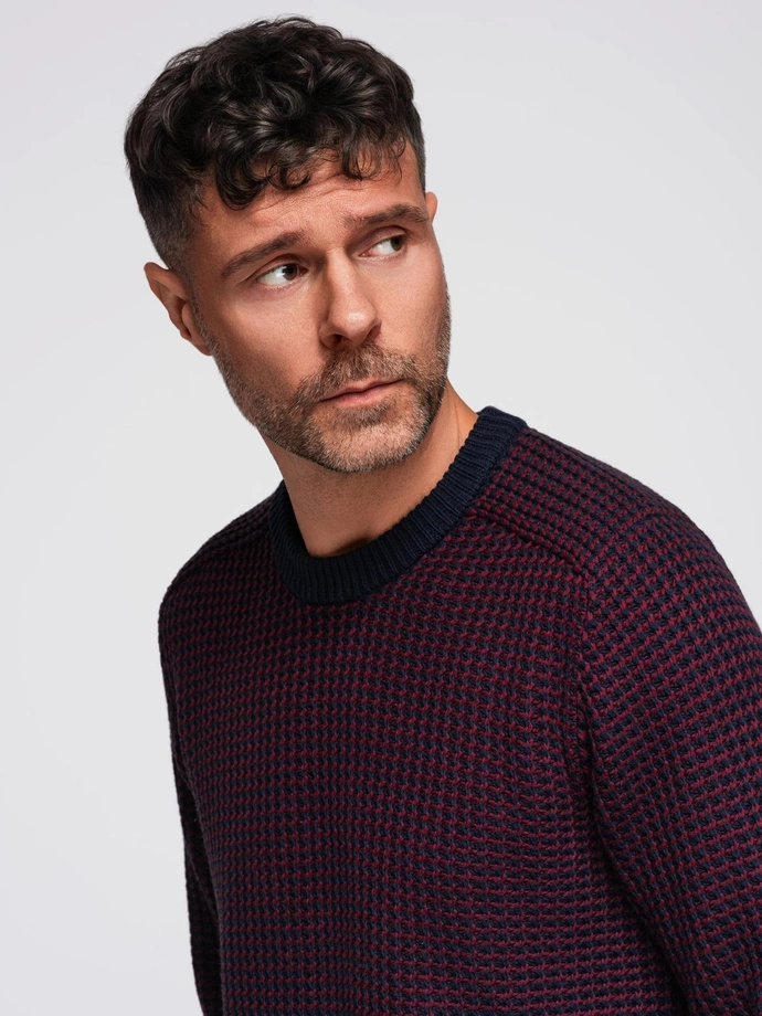 Vyriškas kontrastinio pynimo džemperis su apvalia iškirpte - kaštoninė V1 OM-SWSW-0122