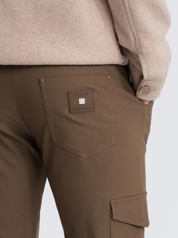 Pantaloni bărbătești REGULAR din stofă cu buzunare cargo - verde oliv V2 OM-PACG-0178