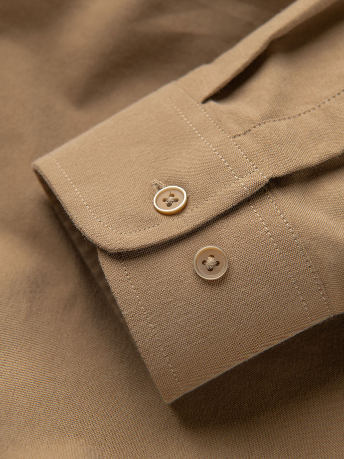 Vyriški medvilniniai marškiniai REGULAR FIT su kišenėmis - šviesiai rudi V2 OM-SHOS-0153