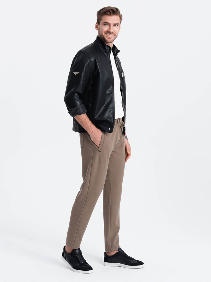 Pantaloni de trening bărbătești cu croială morcov - maro V2 OM-PASK-0166