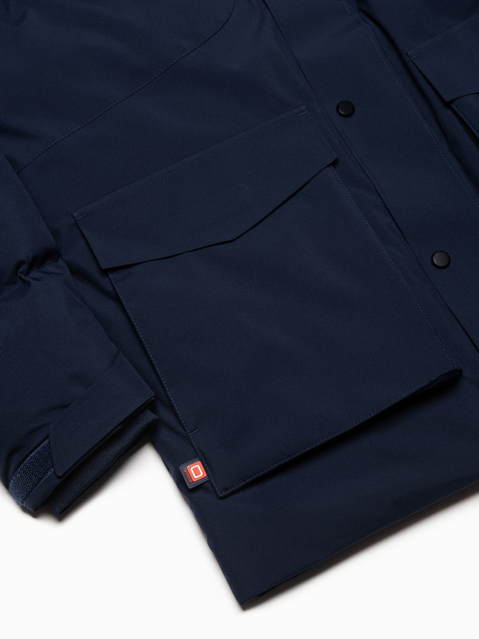 Pánska zimná bunda s odnímateľnou kapucňou a nákladnými vreckami - tmavomodrá V1 OM-JAHP-0152