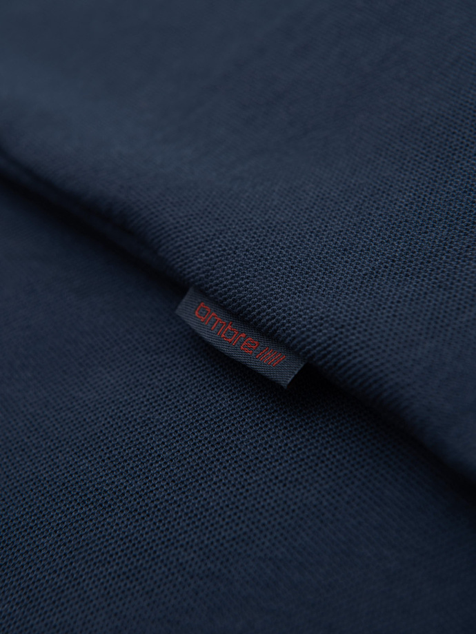 Vyriški marškinėliai su kontrastingais intarpais ir iškirpte - tamsiai mėlyni V1 OM-TSCT-0198