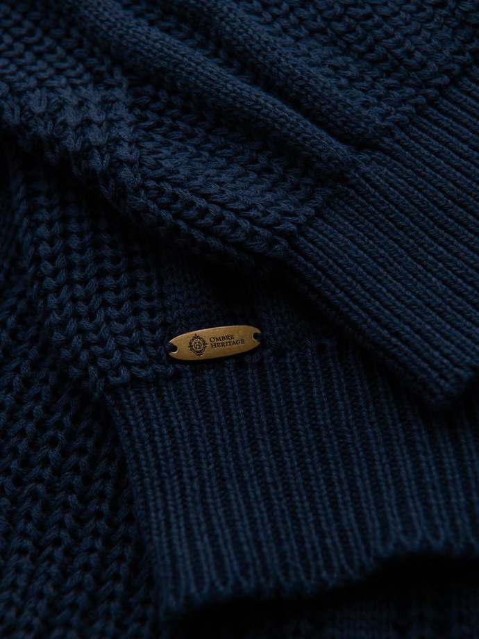 Pulover bărbătesc în carouri cu decolteu rotund - albastru marin V2 OM-SWSW-0151