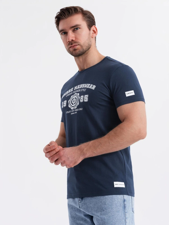 Tricou pentru bărbați cu imprimeu college - albastru marin V3 OM-TSPT-0137