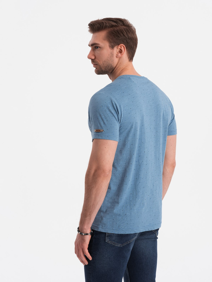 Tricou bărbătesc cu imprimeu întreg cu litere colorate - denim albastru V4 OM-TSFP-0185