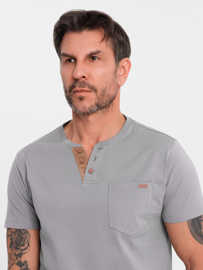Tricou bărbătesc cu decolteu cu nasturi și ornamente din piele de căprioară - gri V3 OM-TSCT-0206