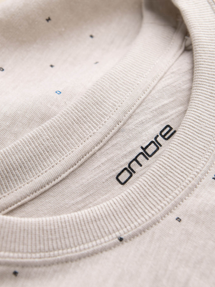 Tricou bărbătesc cu imprimeu integral și litere colorate - bej deschis V1 OM-TSFP-0185