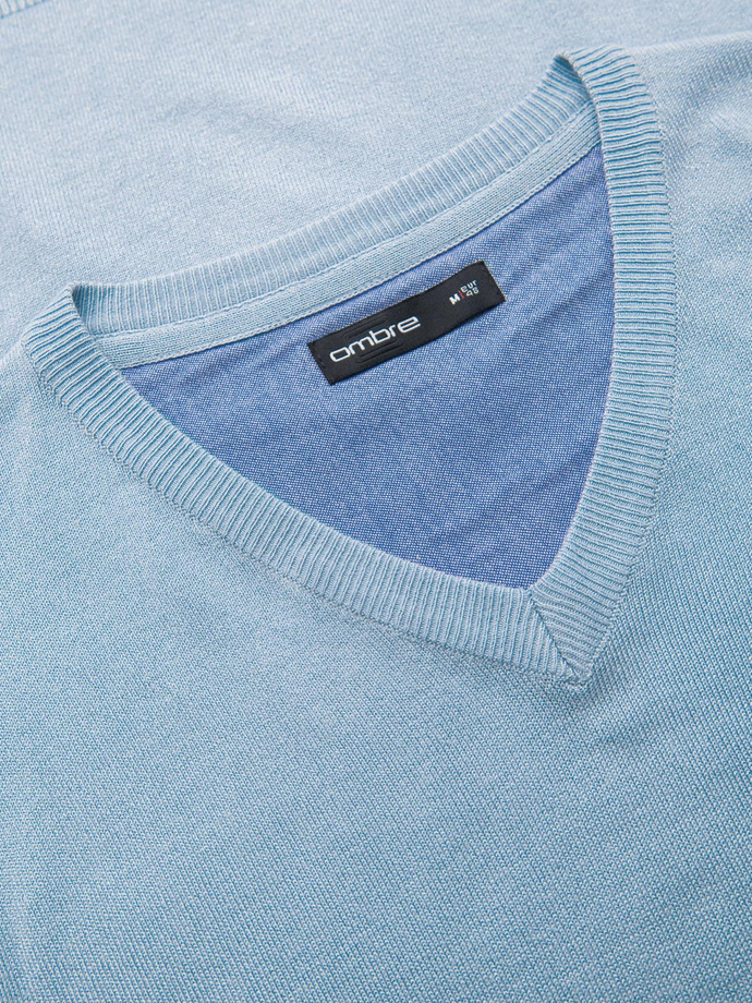 Elegantný pánsky sveter s výstrihom - svetlomodrý V10 OM-SWBS-0107