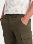 Pantaloni scurți unicolore pentru bărbați cu buzunare cargo - verde măslin închis V2 OM-SRCG-0133