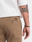 Vyriškos REGULAR FIT plonos tekstūros chino kelnės - tamsiai smėlio spalvos V2 OM-PACP-0184