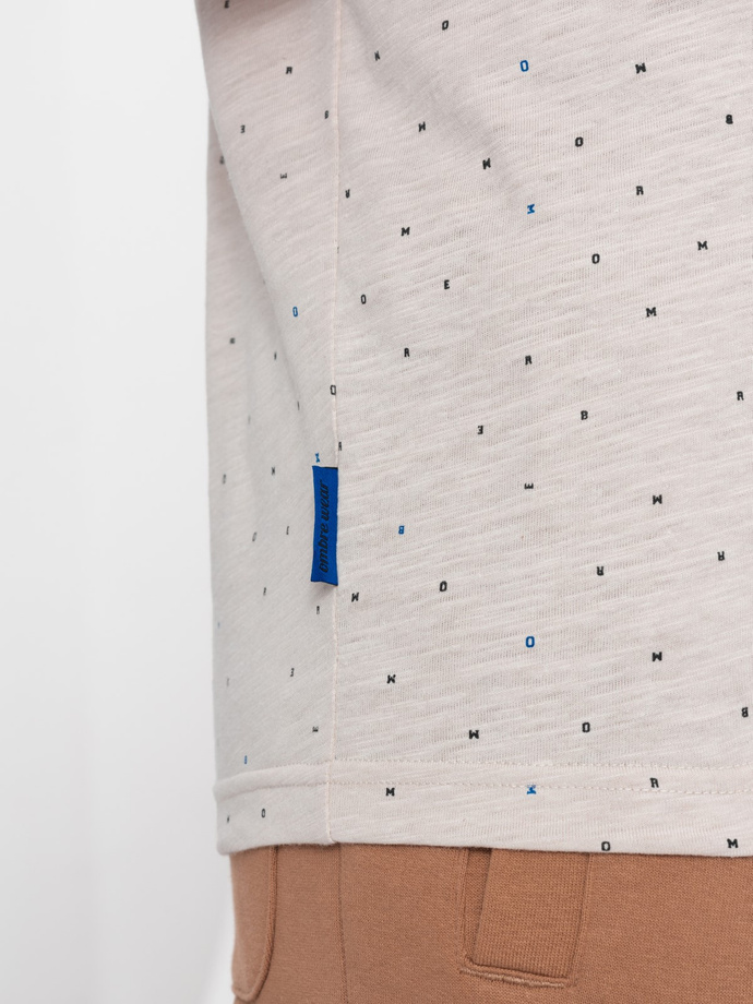 Tricou bărbătesc cu imprimeu integral și litere colorate - bej deschis V1 OM-TSFP-0185