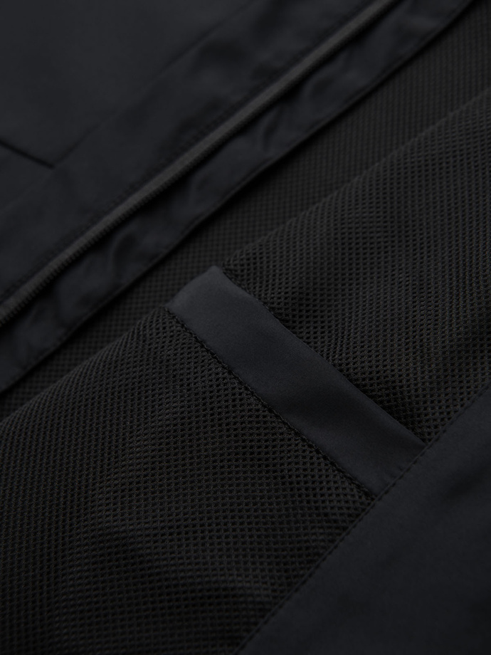 Lengva vyriška striukė su tinkliniu pamušalu ir gobtuvu - juoda V4 OM-JANP-0149