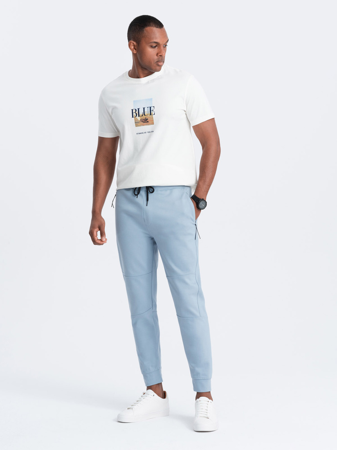 Vyriškos sportinės kelnės su guma ir siūlais - šviesiai mėlynos spalvos V2 OM-PASK-0142