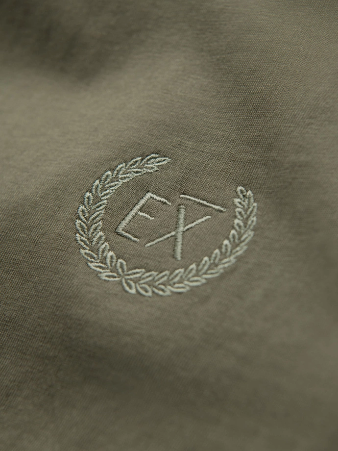Pánské bavlněné tričko s dlouhým rukávem, pruhovaným výstřihem do U a výšivkou - olivové V1 OM-LSCL-0128