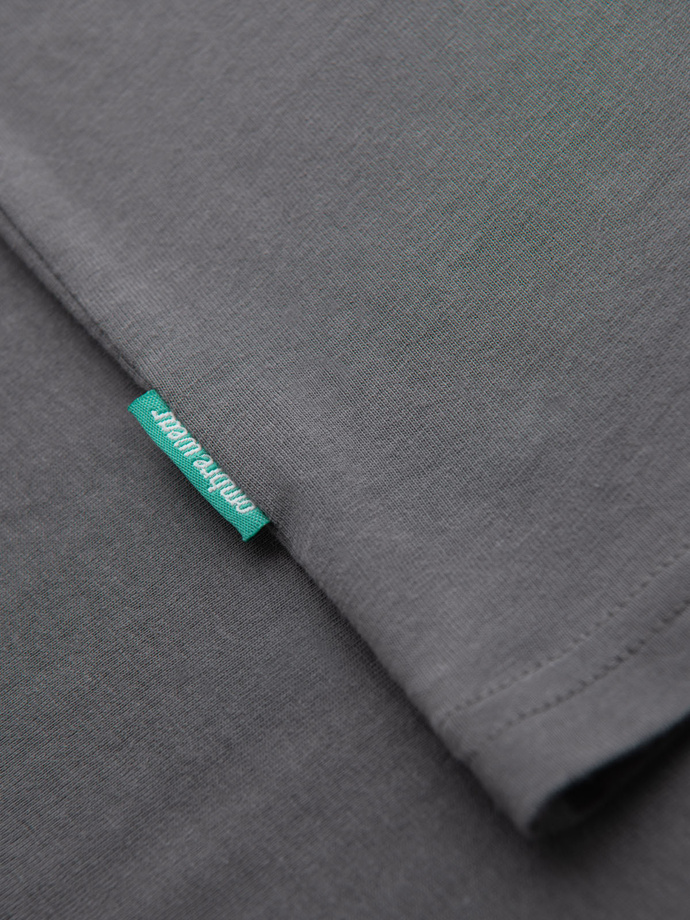 Pánské bavlněné tričko se zelenou nášivkou na hrudi - šedé V1 OM-TSCT-0151