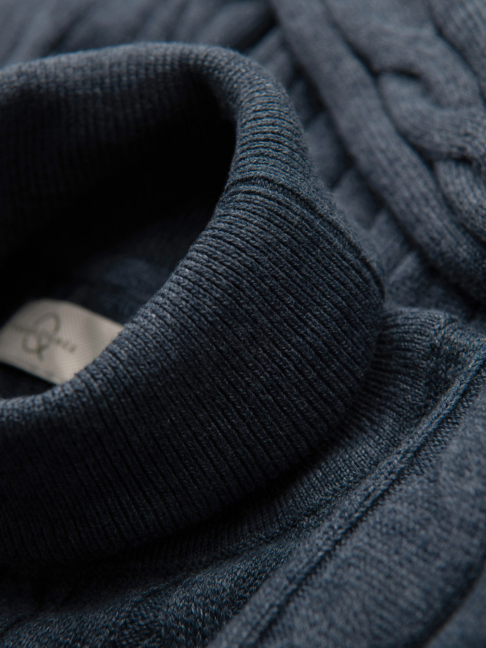 Vyriškas džemperis su golfu ir languotu pynimu - tamsiai mėlynas V3 OM-SWTN-0157