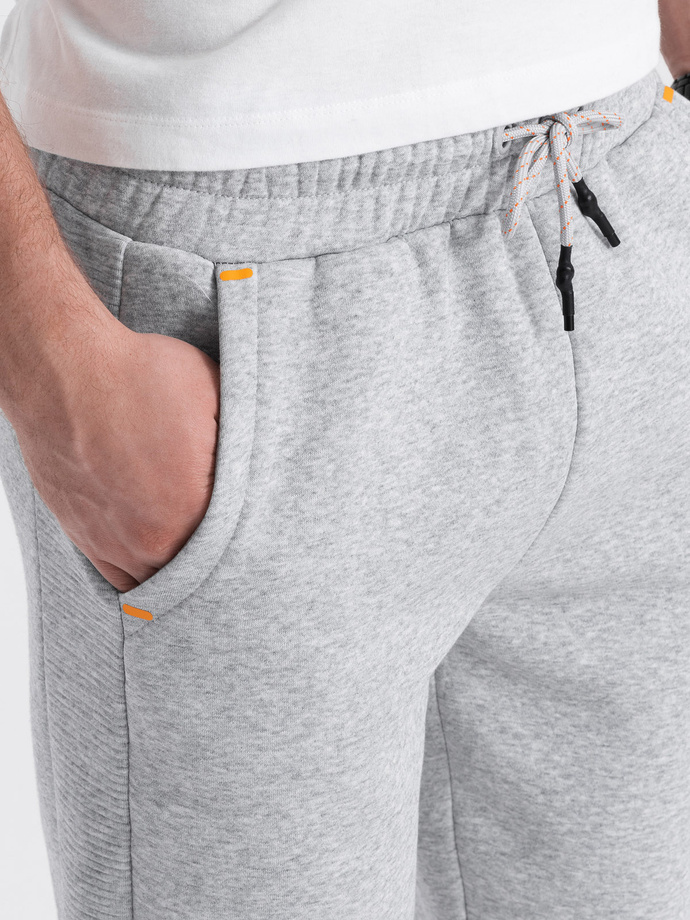 Pantaloni de trening pentru bărbați cu cusături contrastante - gri melange V3 OM-PASK-0145