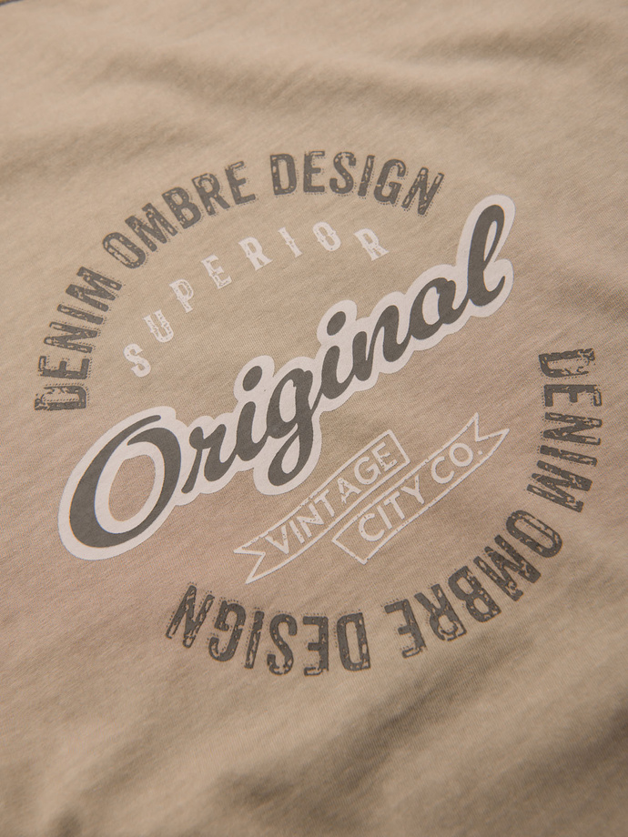 Medvilniniai marškinėliai su spauda ant krūtinės ir nugaros - tamsiai smėlio spalvos V2 OM-TSWT-0201