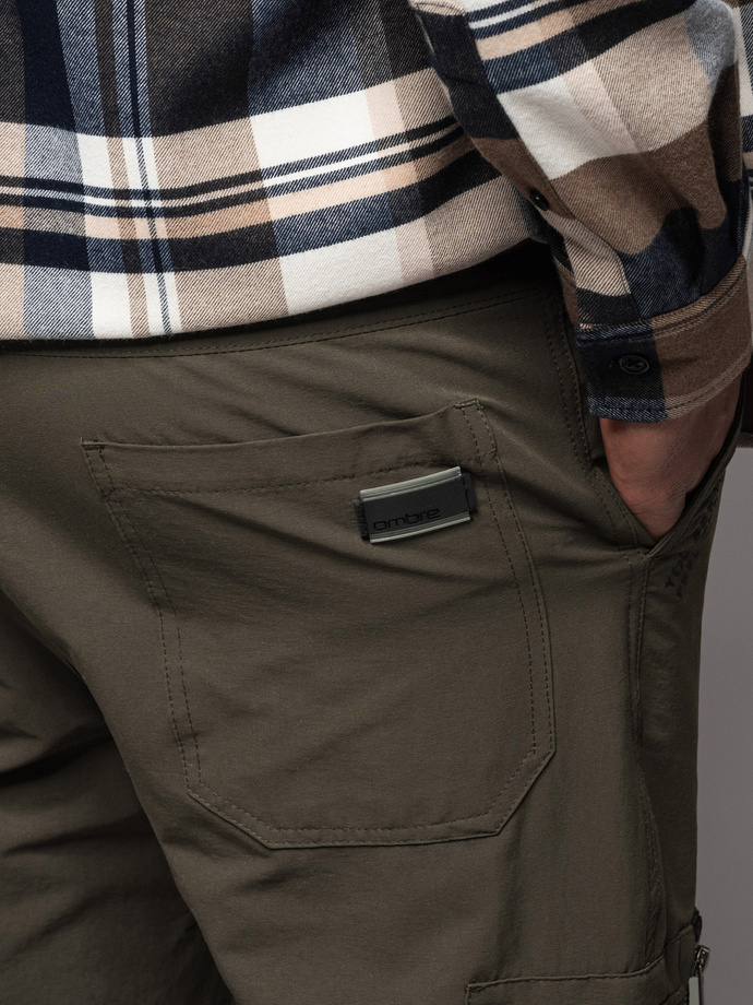 Pantaloni jogger pentru bărbați cu buzunare cargo și imprimeu - verde măslin închis V5 OM-PAJO-0200
