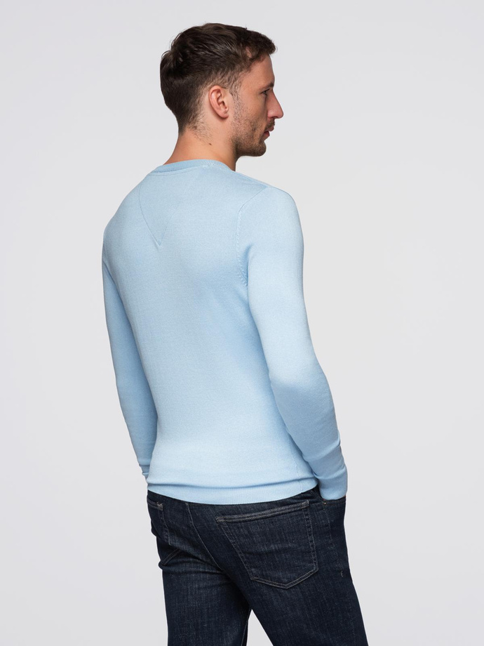 Elegantní pánský svetr s výstřihem - světle modrý V10 OM-SWBS-0107