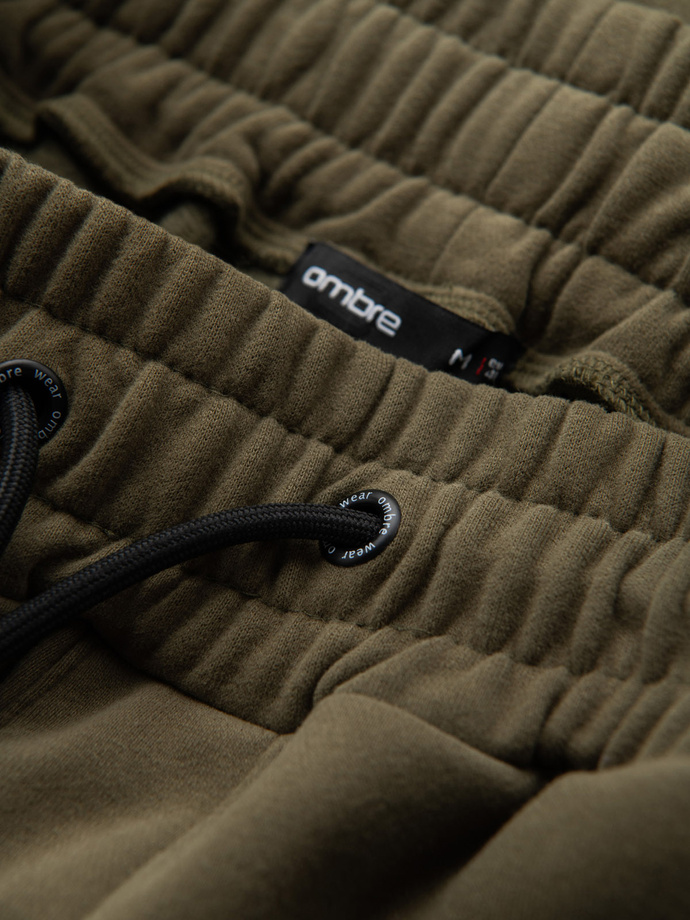 Pánske krátke teplákové šortky s potlačou - olivové V4 OM-SRSK-0138