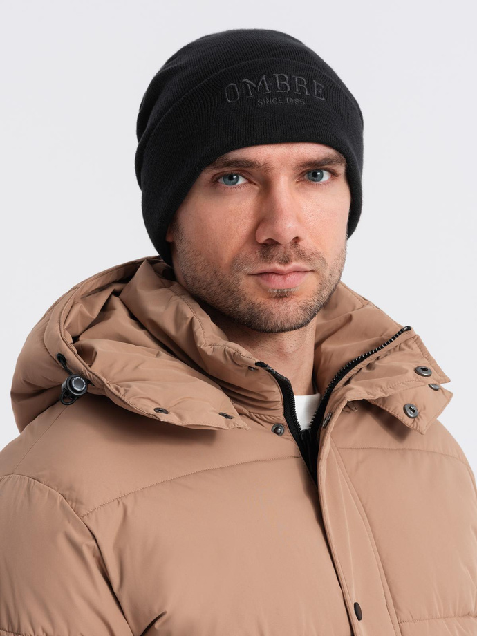 Căciulă tricotată pentru bărbați cu litere brodate - negru V1 OM-ACWH-0120