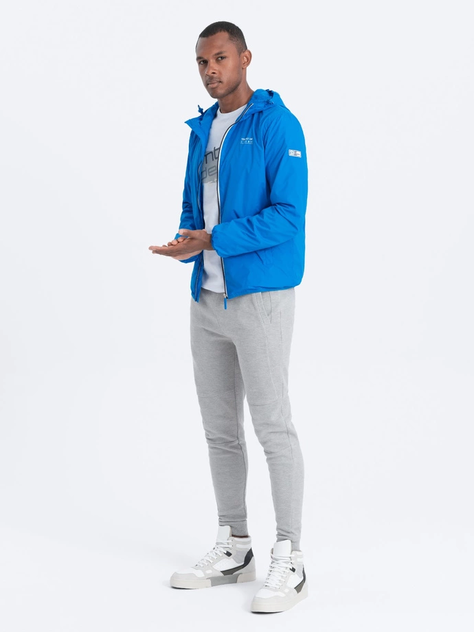 Men's windbreaker jacket with hood and contrasting details - blue V1 OM-JANP-0110