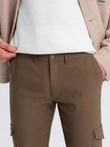 Pantaloni bărbătești REGULAR din stofă cu buzunare cargo - verde oliv V2 OM-PACG-0178