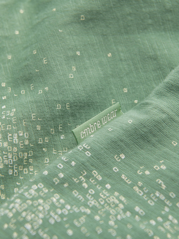 Tricou bărbătesc cu imprimeu integral și litere împrăștiate - verde V5 OM-TSFP-0179