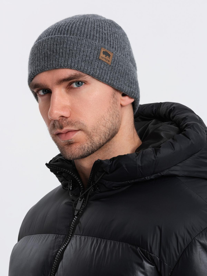 Men's knitted beanie cap with patch - grey melange V2 OM-ACWH-0123