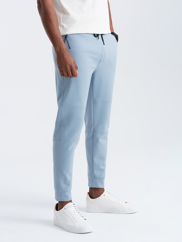 Pantaloni de trening pentru bărbați jogger pe elastic cu cusături - albastru deschis V2 OM-PASK-0142
