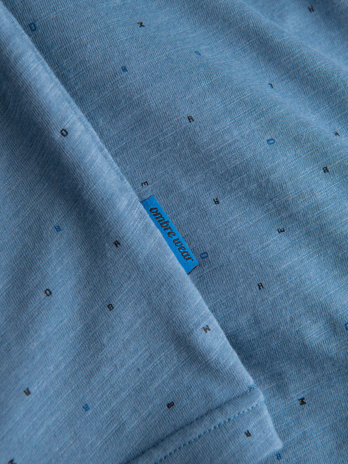 Tricou bărbătesc cu imprimeu întreg cu litere colorate - denim albastru V4 OM-TSFP-0185
