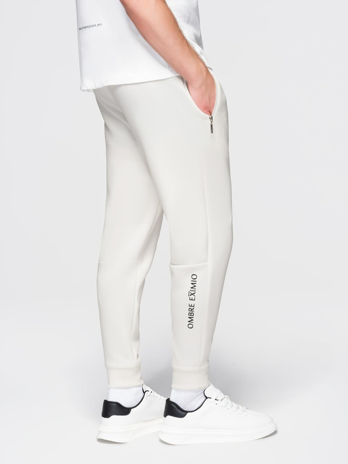 Pantaloni de trening pentru bărbați cu picioare canelate și imprimeu cauciucat - alb V2 OM-PASK-0223