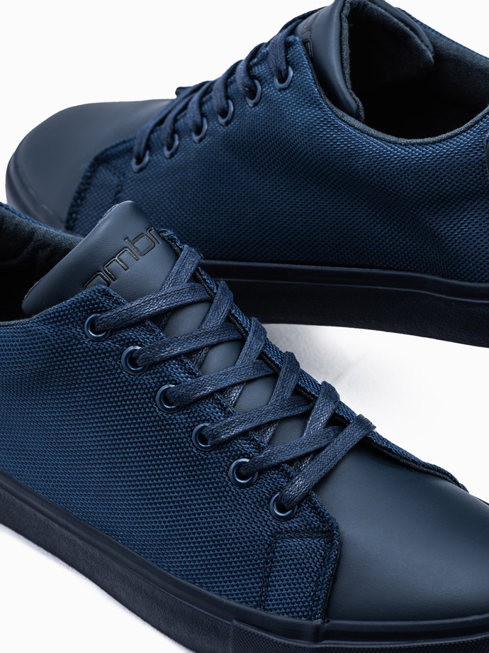 Jednokolorowe casualowe trampki męskie z łączonych materiałów – granatowe V2 OM-FOCS-0105