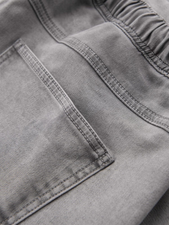 Pánske džínsové krátke šortky s ozdobným prešívaním - svetlosivé V1 OM-SRDS-0135