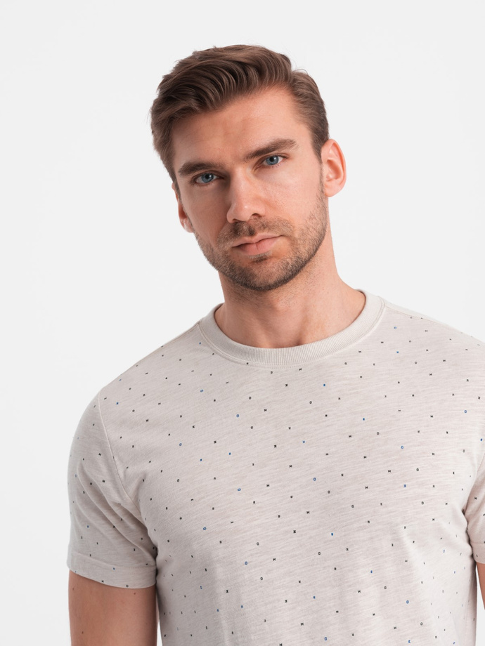 Tricou bărbătesc cu imprimeu integral și litere colorate - bej deschis V1 OM-TSFP-0185