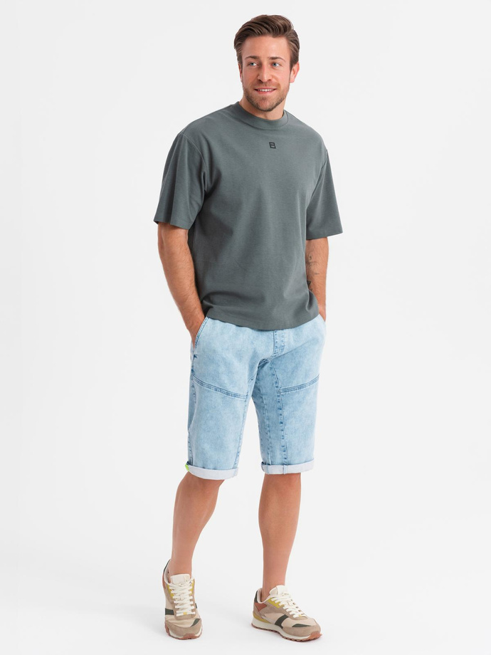 Vyriški trumpi džinsiniai šortai su dekoratyvinėmis siūlėmis - šviesiai mėlyni V2 OM-SRDS-0135