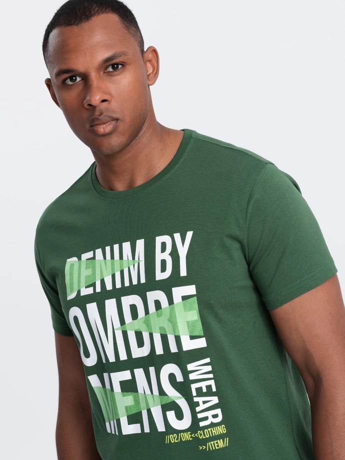 Tricou bărbătesc din bumbac cu inscripții mari - verde V1 OM-TSPT-0193