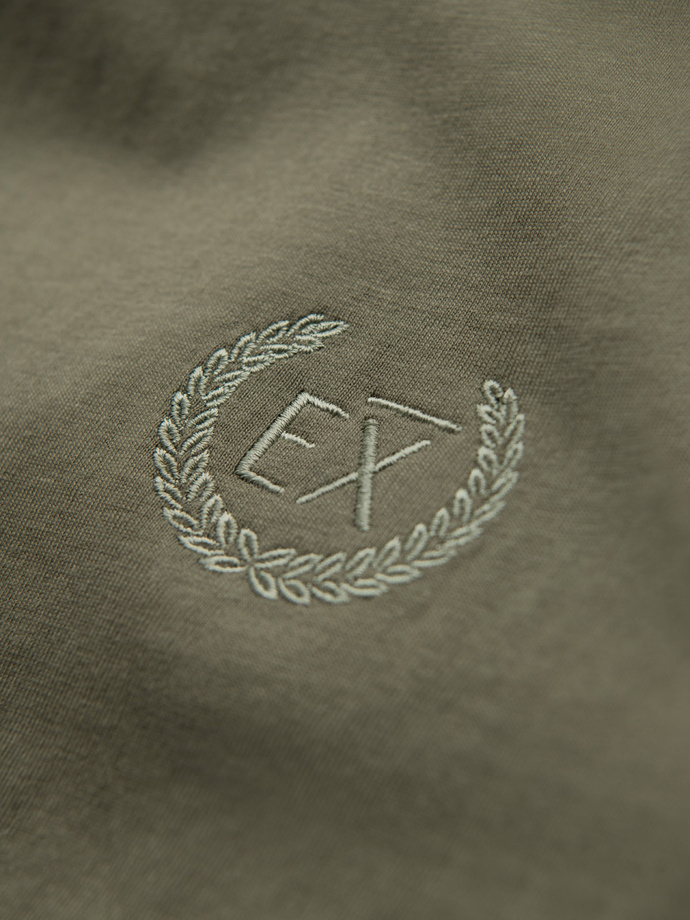 Pánske bavlnené tričko s dlhým rukávom, pruhovaným výstrihom v tvare U a výšivkou - olivová V1 OM-LSCL-0128