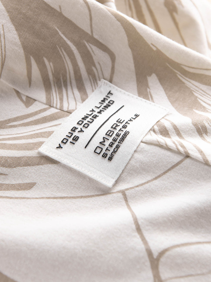 Tricou bărbătesc cu imprimeu integral în frunze contrastante - bej deschis V1 OM-TSFP-0180