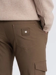 Pantaloni bărbătești REGULAR din stofă cu buzunare cargo - verde oliv V2 OM-PACG-0178