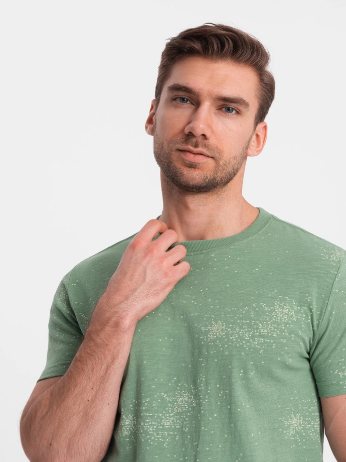 Tricou bărbătesc cu imprimeu integral și litere împrăștiate - verde V5 OM-TSFP-0179