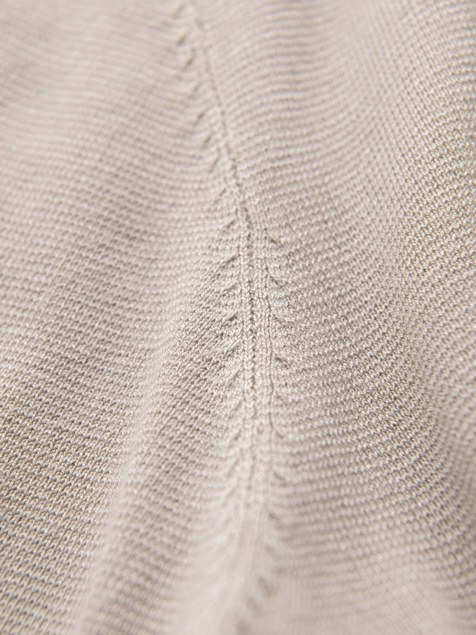 Pánský svetr s kulatým výstřihem z elastického úpletu s klasickou vazbou - béžový V3 OM-SWSW-0183