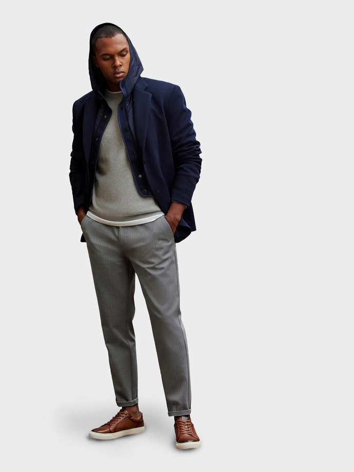 Vyriška striukė su gobtuvu ir aukšta apykakle - tamsiai mėlyna V3 OM-BLZB-0133