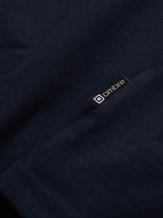 Vyriška elastano marškininė su ilgomis rankovėmis ir iškirpte - tamsiai mėlyna V2 OM-LSCL-0110