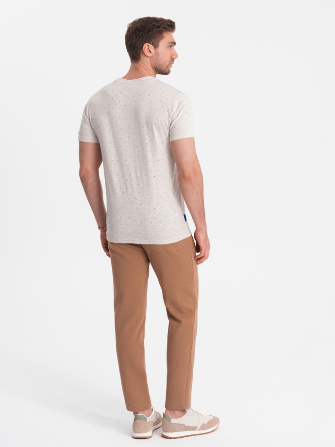 Tricou bărbătesc cu imprimeu integral și litere colorate - bej deschis V1 OM-TSFP-0185