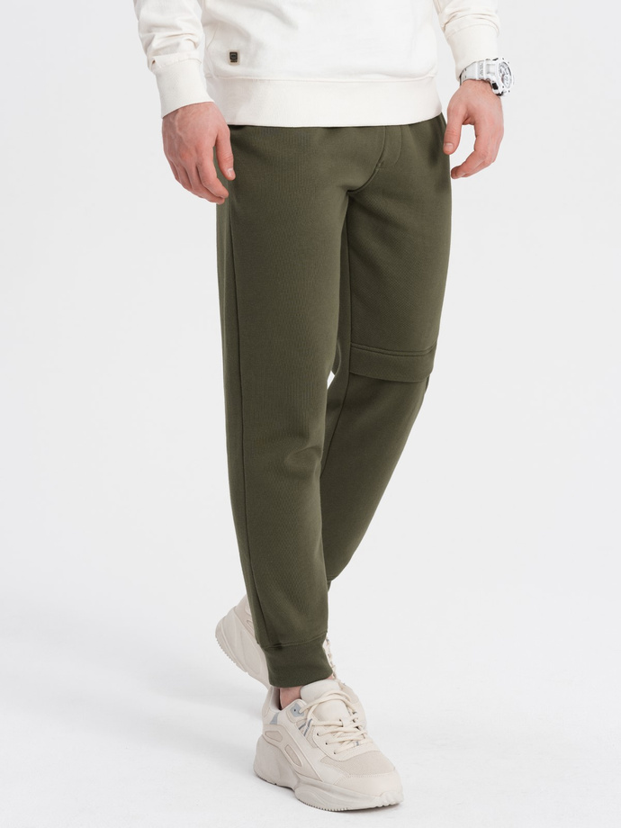 Pantaloni de trening pentru bărbați cu cusături și fermoar pe picior - olive V3 OM-PASK-0147