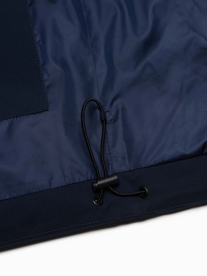 Pánska zimná bunda s odnímateľnou kapucňou a nákladnými vreckami - tmavomodrá V1 OM-JAHP-0152